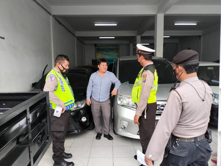 Polsek Medan Baru Tertibkan Parkir Berlapis di Jalan Nibung Raya