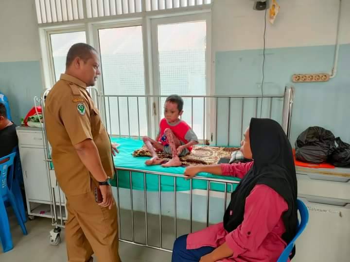 Petugas RSUD Panyabungan Jemput Raihan untuk Berobat Intensif