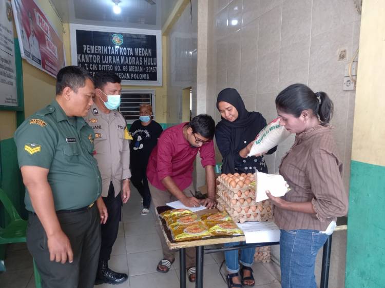 Bhabinkamtimas Polsek Medan Baru Pengamanan Pasar Murah di Kantor Kelurahan