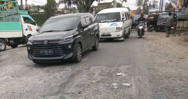 Jalan Jamin Ginting "Porak Poranda"