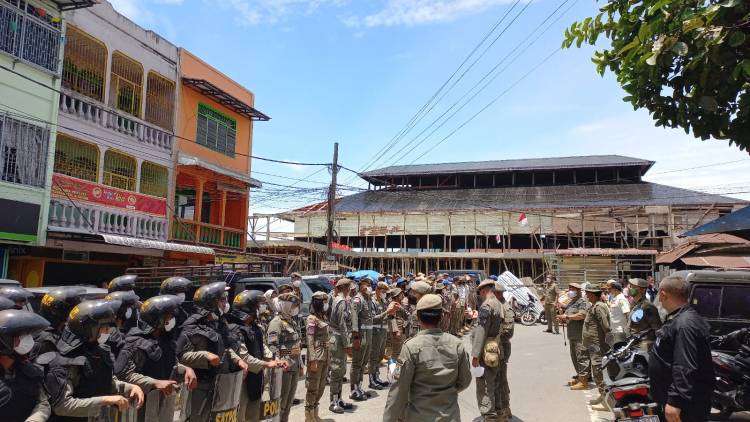 Ricuh, Aksi Satpol PP Provsu  Bongkar Bekas Bioskop Ria Berastagi