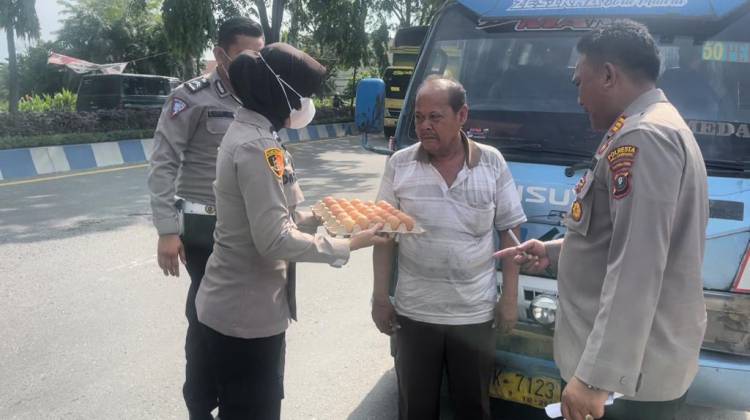 Kapolresta Deli Serdang Bagi Sembako Bantu Warga Terdampak BBM