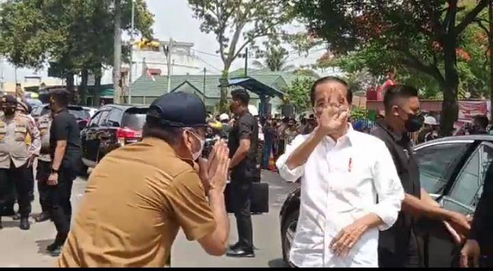 Di Kota Bandar Lampung Presiden Joko Widodo Bagi-Bagi BLT BBM