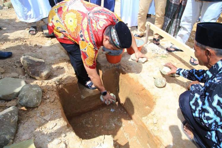 Bupati Melakukan Peletakan Batu Pertama Pembangunan Masjid Al - Hidayah di Desa Damuli Kebun