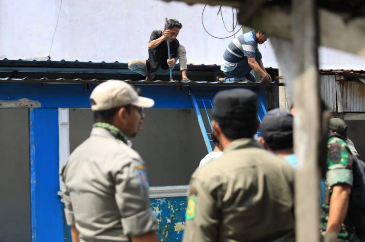 Puluhan Bangunan Liar Diatas Drainase Telah Dibongkar Tim Gabungan Satpol PP Selama Penertiban