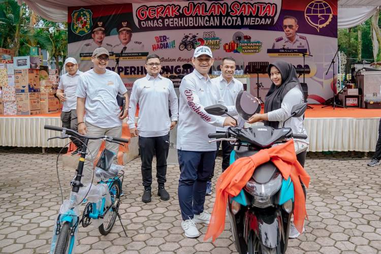 Lepas Gerak Jalan Santai Jajaran Dishub Medan & Keluarga, Aulia Rachman: Terus Berikan Pelayanan Terbaik