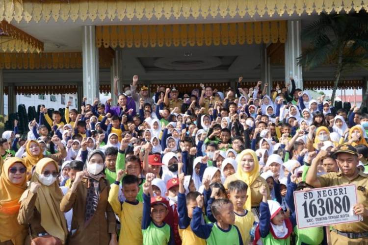 Ribuan Pelajar SD di Tebing Tinggi Sikat Gigi Massal
