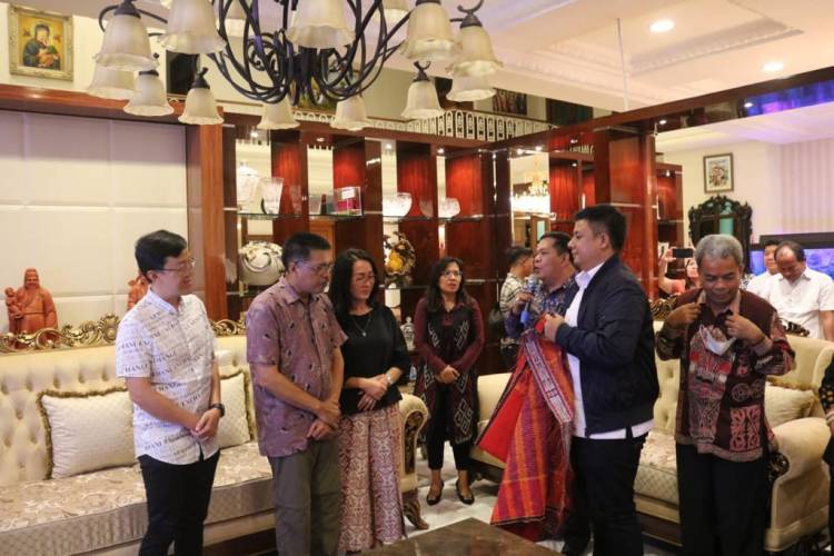 Bupati Samosir Ajak Founder Panbil Batam Berinvestasi di Samosir