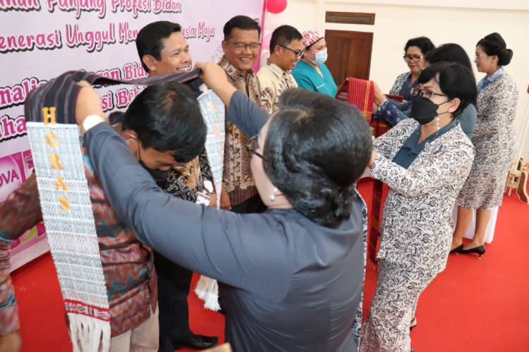 Hadiri HUT ke-71 Ikatan Bidan Indonesia,Wabup Toba Berharap Bidan Fokus Cegah Stunting