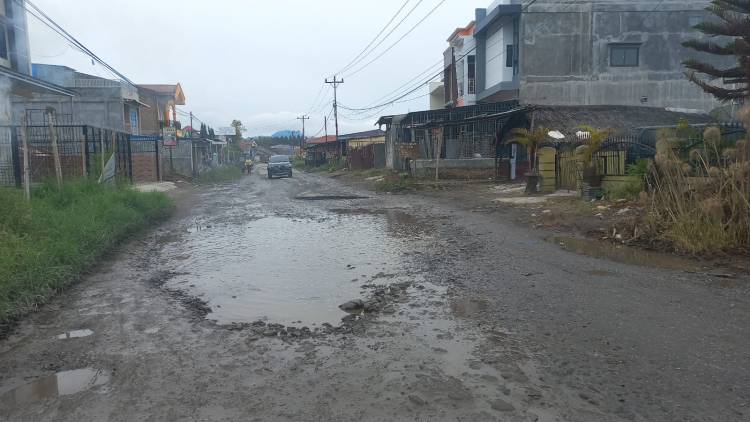 Kondisi Jalan Udara Ujung  Memprihatinkan, Warga Minta Pemkab Karo Memperbaiki