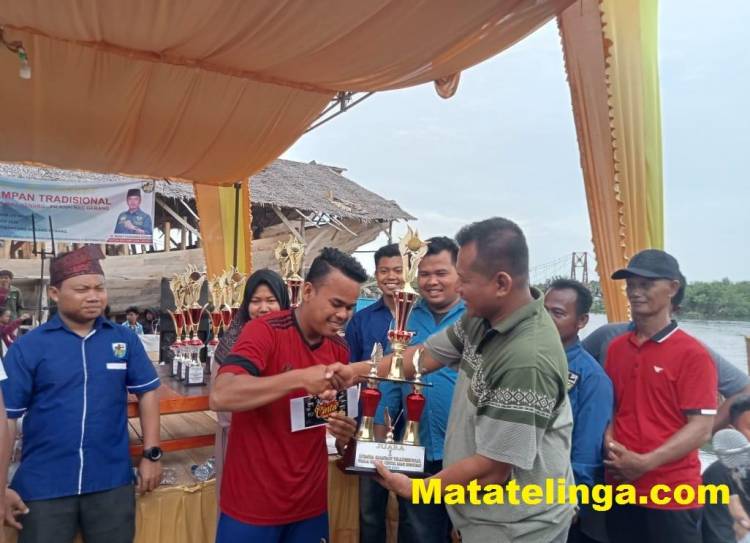 Lomba Sampan Dayung Tradisional Kripik Cinta Mas Hendro Berlangsung Meriah