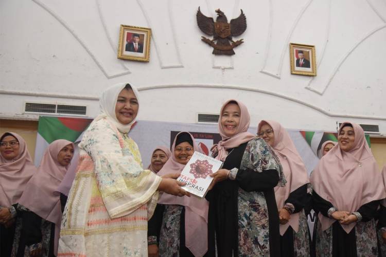 Nawal Lubis Kukuhkan Majelis Taklim Niswa El Gontoria Medan