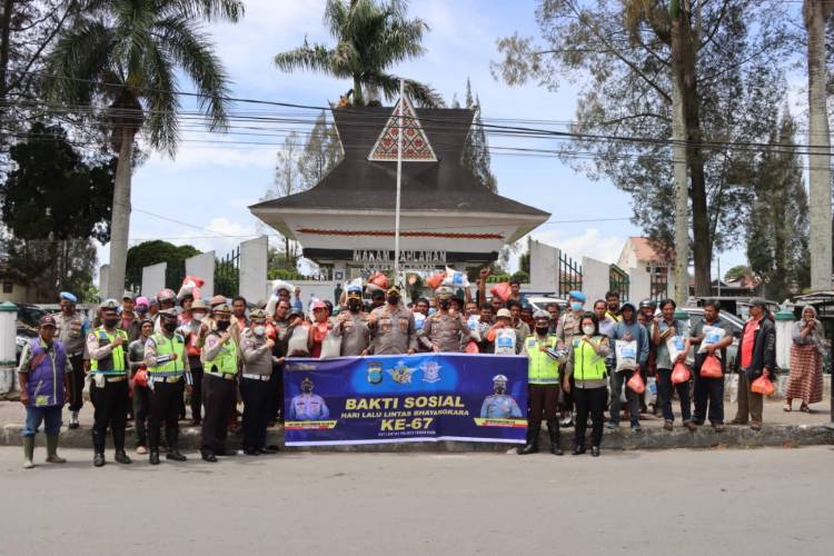 Sambut HUT Lalulintas Bhayangkara ke 67, AKBP Ronny Nicolas Beri Sembako Kepada Warga