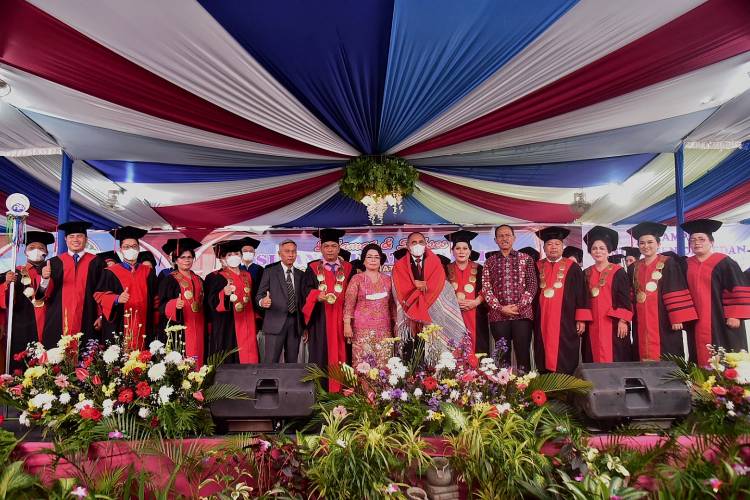 Hadiri Wisuda STIKes Senior Medan, Edy Rahmayadi Ingin Semakin Banyak Sekolah Kejuruan