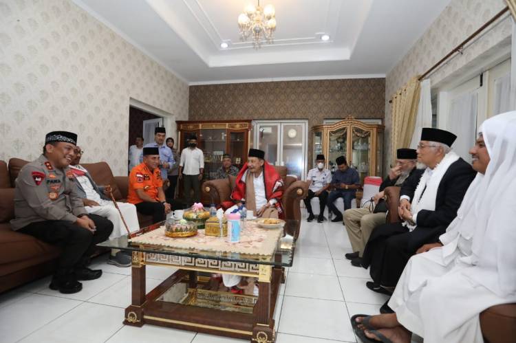 Kapolda Sumut Sambut Hangat Habib Luthfi