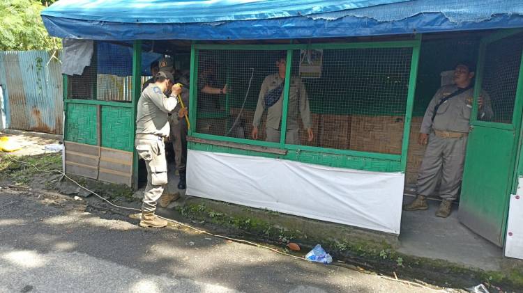 Tim Gabungan Satpol PP Bongkar 7 Unit Bangunan Liar