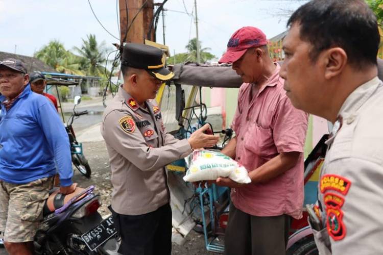 Polres Pelabuhan Belawan Bantu Warga Dampak Naiknya BBM