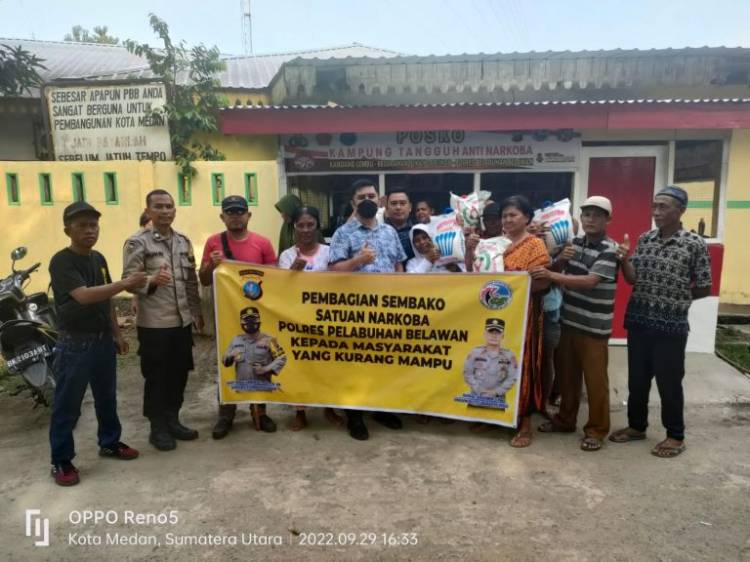 Warga Labuhan Terima Sembako dari Polres Belawan