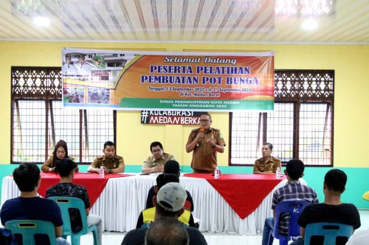 Dinas Perindustrian Gelar Pelatihan Pembuatan Pot Bunga