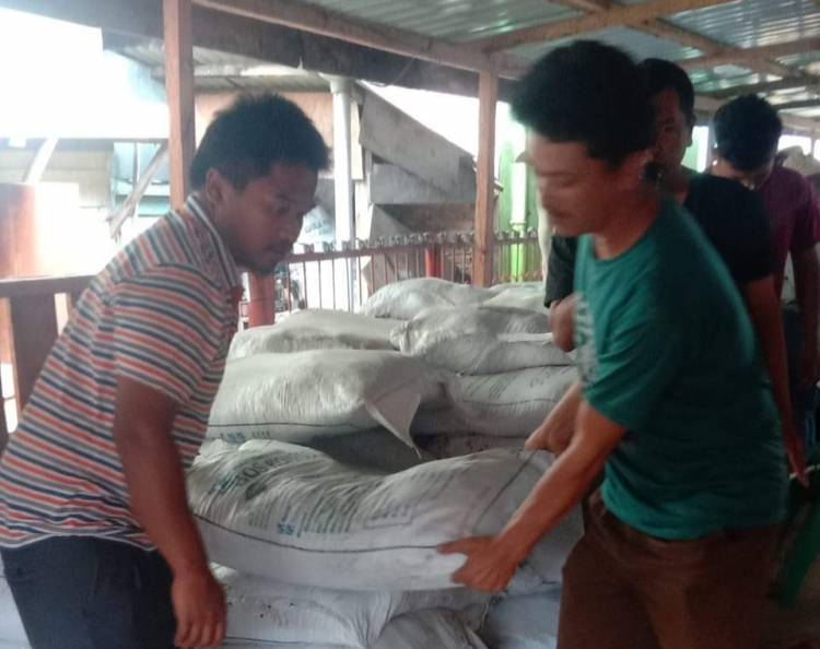 Kades Semangat Bagikan Kompos 3 Sak / KK