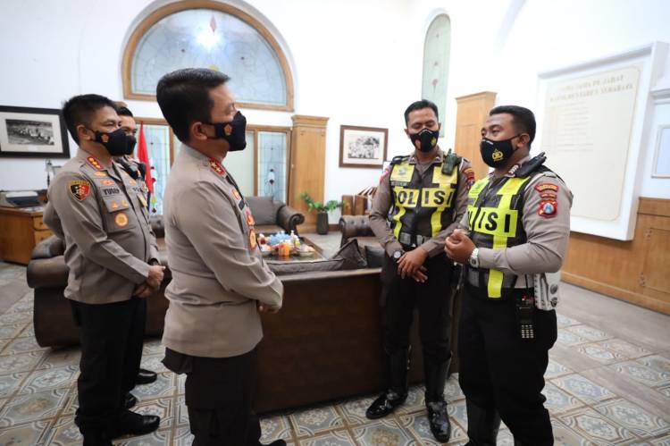 2 Anggota Satlantas Polrestabes Surabaya Mendapat Apresiasi dari Kapolda Jatim