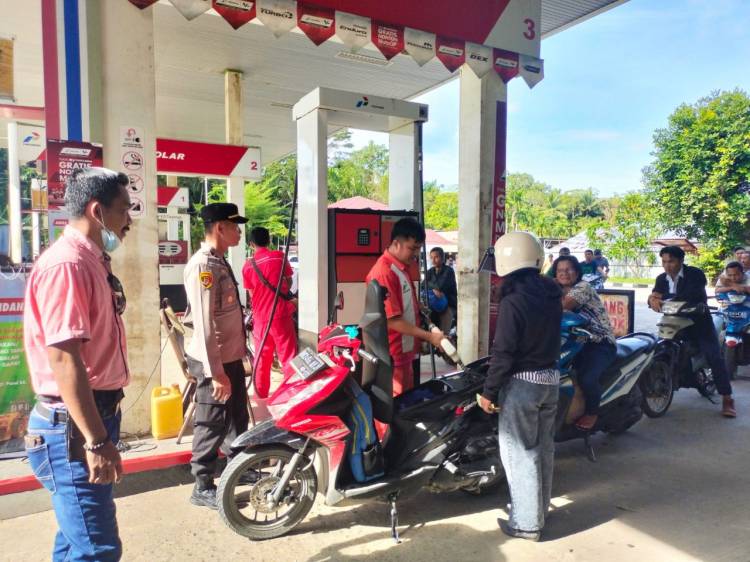 Personil Polsek Lahewa sambangi SPBU Monitoring Ketersediaan BBM