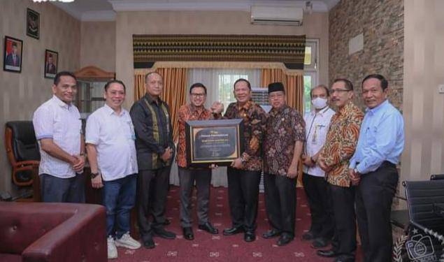 Irsan Efendi Nst SH Terima Piagam Penghargaan DDW Sumbagut BPJS