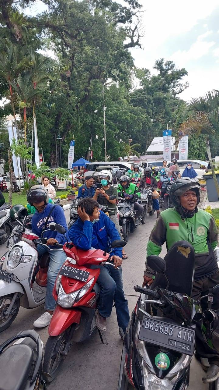Satu Jam Menjelang Naiknya Harga BMM Antrian Kendaraan Memadati SPBU Di Medam Utara