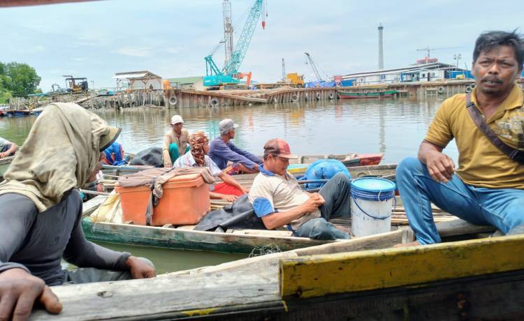 Seratusan Nelayan  Mengeluh Ada Proyek Pengeboran Minyak