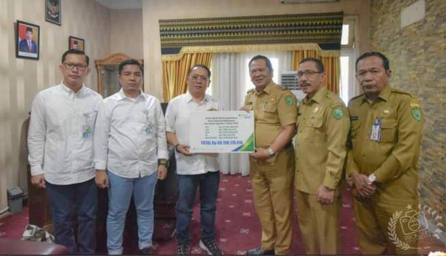 Walikota Irsan Menyerahkan BPJamsostek Ke Penerima Ahli Waris