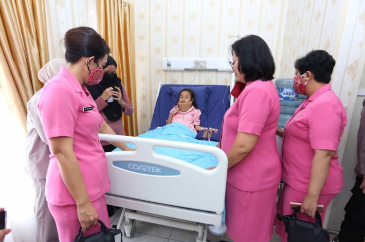 Jenguk Pasien Anak Korban Luka Bakar, Ketua Bhayangkari Daerah Sumut : Semangat ya Nak