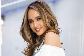 Pose Tiduran Dengan Kaki ke Atas Pesona Cinta Laura Buat Netizen Terpana!