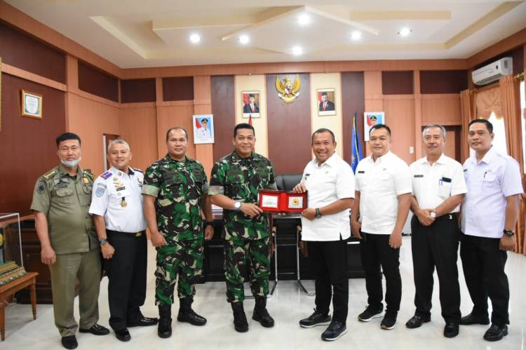 Danrem 023 Silaturahmi ke Walikota Sibolga dan Serahkan Buku Kisah KASAD