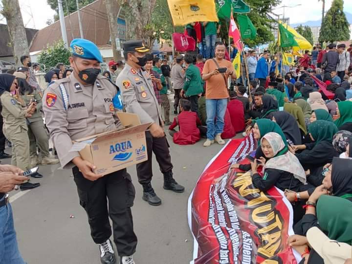 Humanis...Kapolres Padangsidimpuan Tak Canggung Bagi Air Mineral di Aksi Demo Mahasiswa