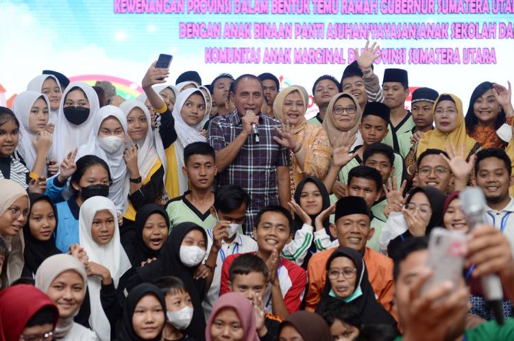 Bermain Bersama Anak-anak Panti Asuhan dan Marjinal, Gubernur dan Ketua TP PKK Sumut Beri Perhatian Khusus