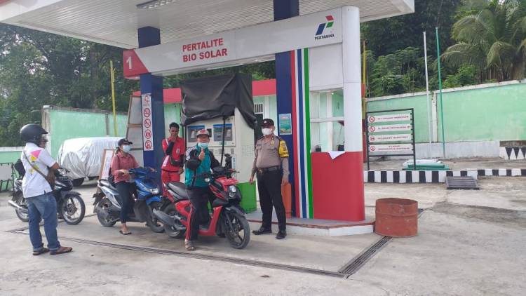 Pastikan Ketersediaan Stok, Bhabinkamtibmas Polsek Mandrehe Cek Penyaluran BBM di SPBU