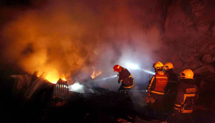 Gang Sempit Di Permukiman Padat Penduduk Membara dan Berapi Api