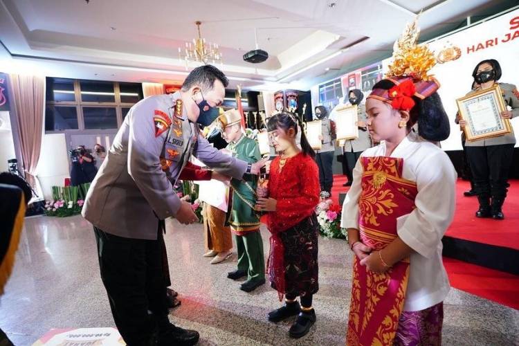 Kapolri Beri Penghargaan Polwan Polda Jatim Meraih Juara 2 Lomba Video Kreatif Suara Hati Anak Polwan