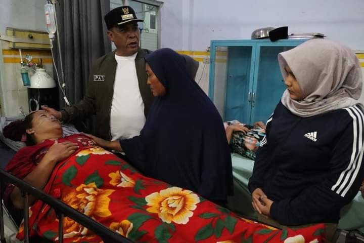 Bupati, Wakil dan Ketua DPRD Madina Besuk Warga Sibanggor di Rumah Sakit