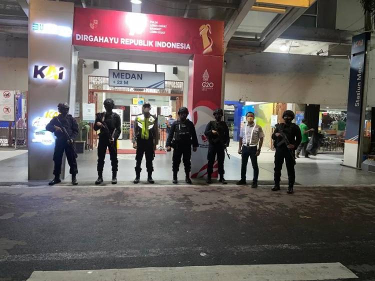 Jaga Sitkamtibmas Kondusif, Personil Brimob Polda Sumut Laksanakan Patroli Malam