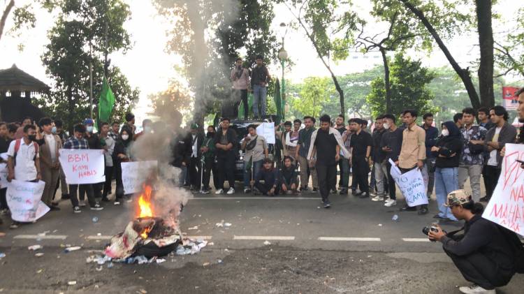 Terkait Kenaikan Harga BBM, Kantor DPRD Sumut Kembali Di Demo