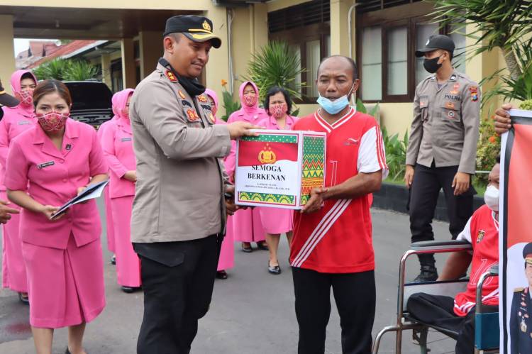 Kapolda Jatim perintahkan Kapolres Jajaran Salurkan Bantu Sosial Bagi Masyarakat Kurang Mampu