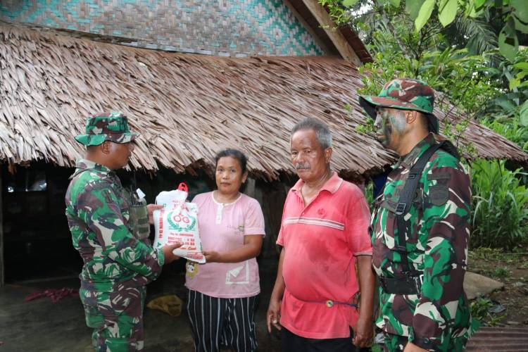 Peduli Sesama, Anggota Yonif Raider 100/PS Tetap Adakan Baksos Meski Dalam Kondisi Latihan