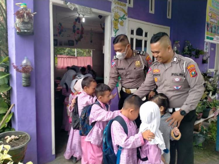 Polisi Sahabat Anak, Polantas Sergai Kunjungi TK Ar Rizqa Pematang Strak