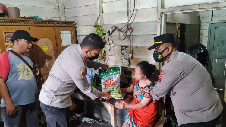 Terdampak Penyesuaian Harga BBM Kapolres Simalungun AKBP Ronald Sipayung Memberikan Bantuan Sosial