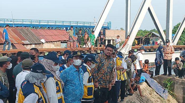 Walikota Medan Blusukan di Pemukiman Kumuh Belawan Sambil Belanja Ikan Asin