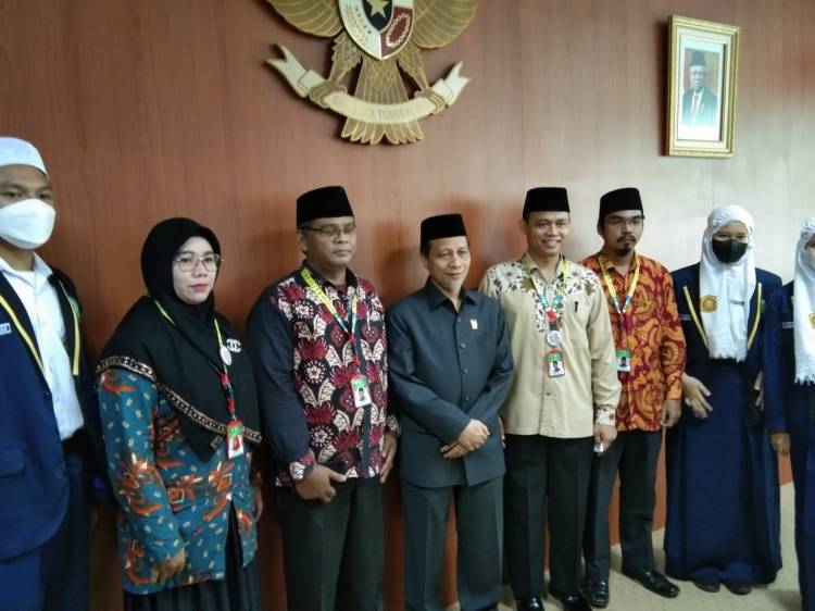 Siswa dan Guru SMP Annizam Silaturahmi ke DPRD Medan