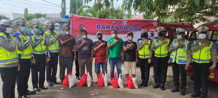 Sat Lantas Polresta Deli Serdang Bagikan Bansos Kepada Masyarakat