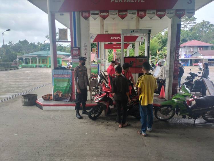 Antisipasi Penimbunan, Personil Polsek Lahewa monitoring Penyaluran BBM