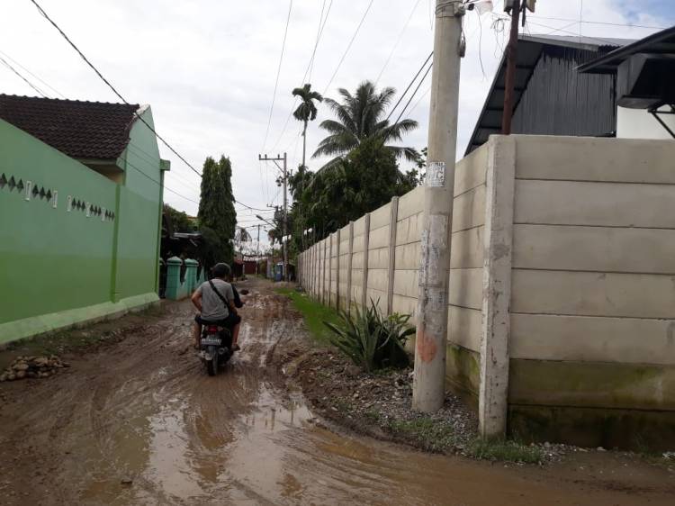 Jalan Jadi Becek, Warga Gang Manggis Marelan Resahkan Pembangunan Rumah Makan Bali